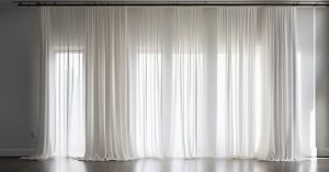 Linka zamiast karnisza: Jak powiesić zasłony i firanki na oknie?