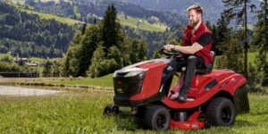 Duży ogród bez wysiłku - jak zorganizować pielęgnację trawnika